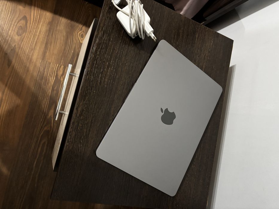 Macbook air m2 2022 8/256