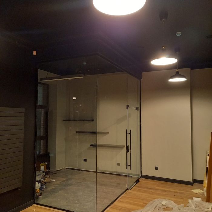 Стеклянные перегородки, душевые кабины