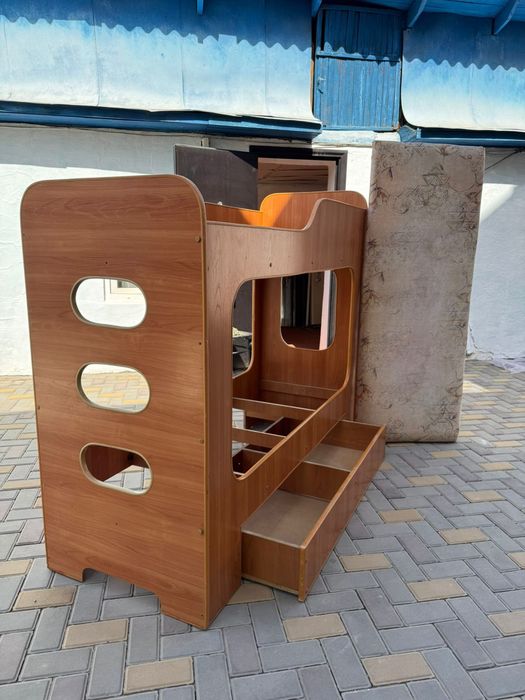 Двухъярусная кровать