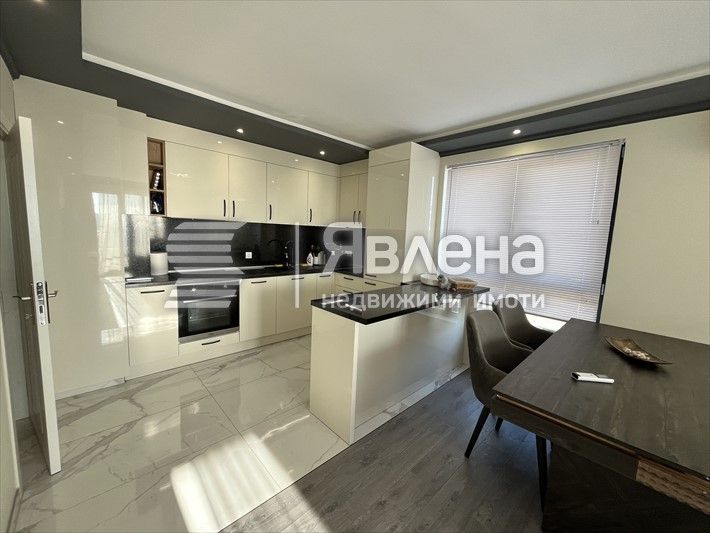 Продава се Тристаен апартамент в Варна, Изгрев - 85 кв.м за 2648 €/кв.м - Снимка #2