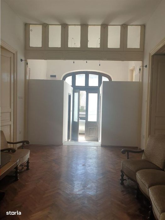 Casa cu etaj,teren 400 mp, pretabila : clinica, gradinita, birouri