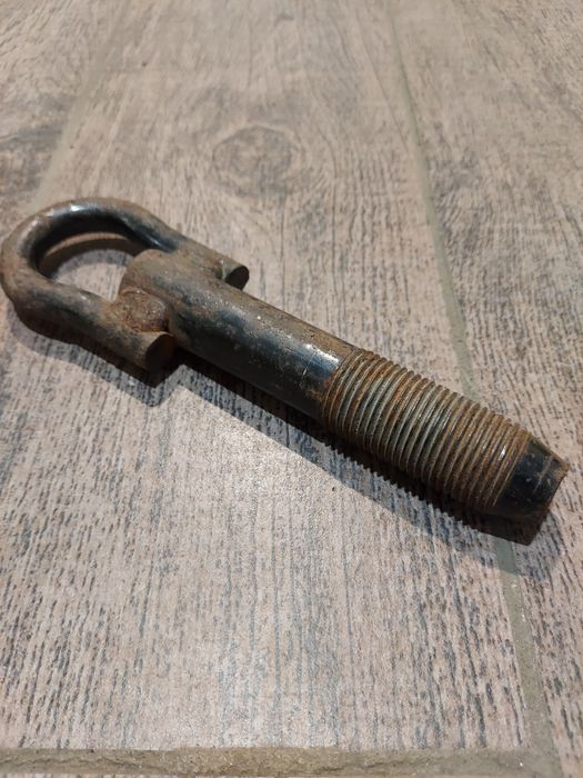 Буксировочный болт