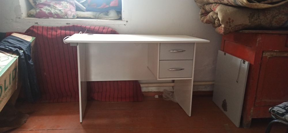 Стол письменный в хорошем состоянии