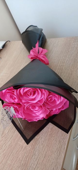 Букети от сатенени рози