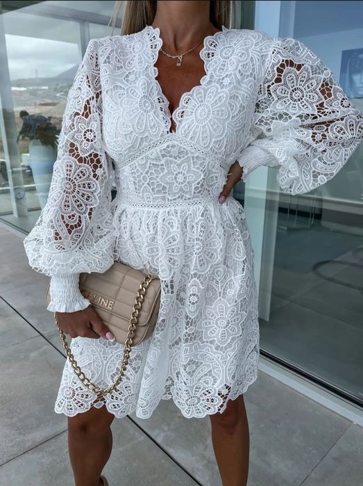 Прекрасна дантелена рокля