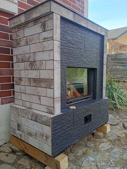 Șemineu din șamotă groasă cu acumulare de căldură și randament termic