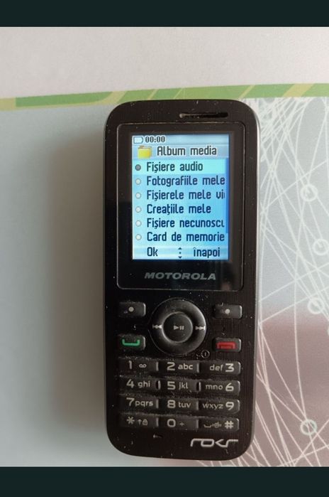 Telefon cu camera foto și tastatura, foarte bine întreținut arată ca nou, stare perfectă de funcționare. 
Este mic robust și foarte practic.