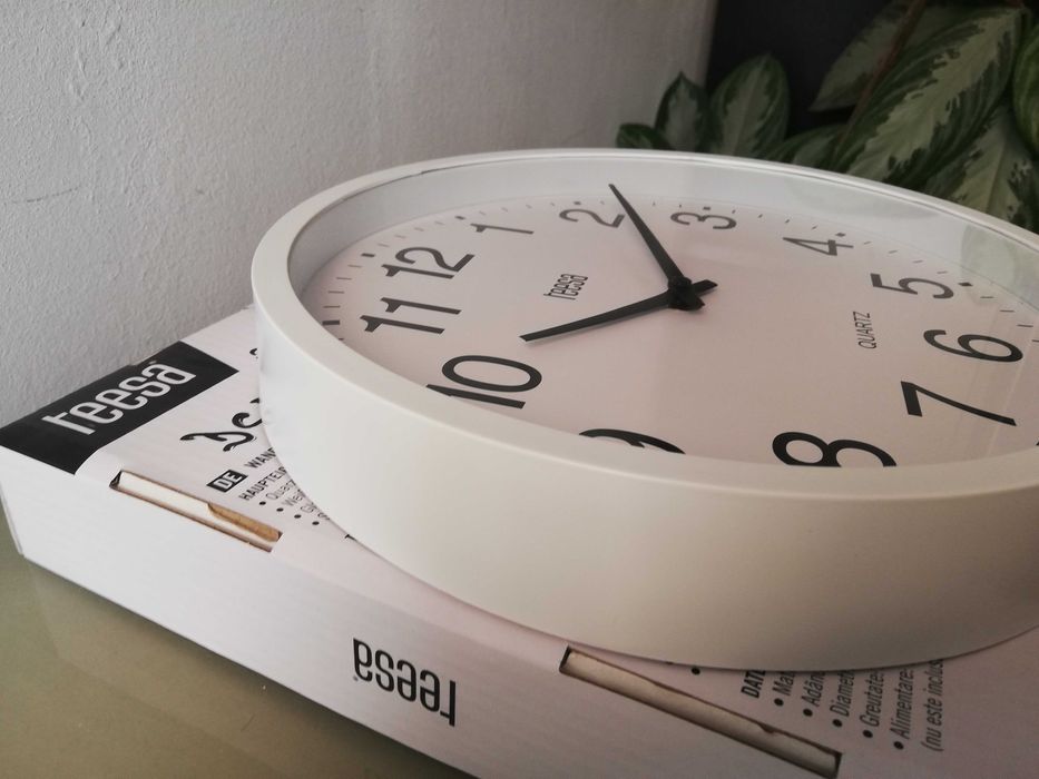 ceas de perete cu radio control 25 cm, nou