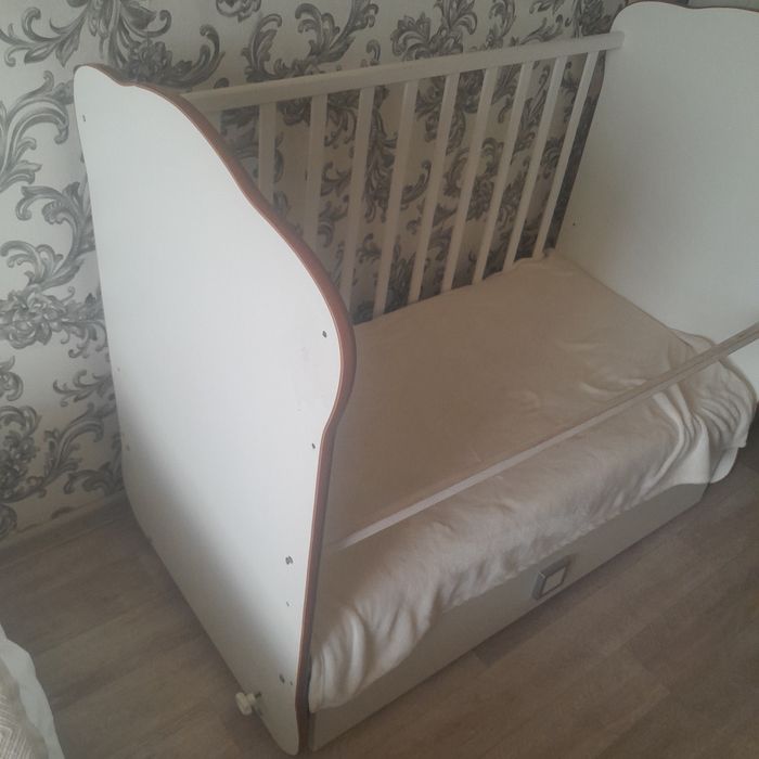 Детская кроватка с маятником