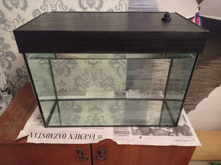 Продам аквариум с крышкой