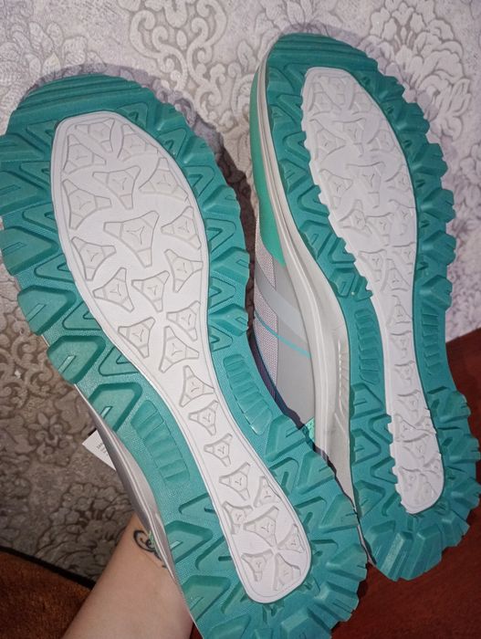 Кроссовки новые спортивные