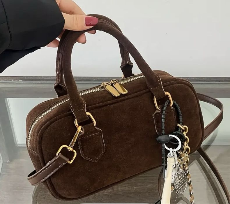 Малка чанта от еко велур с дълга дръжка.