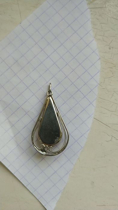 Кулон из серебра с янтарём и брошь мельхиоровая с янтарём, серебряные