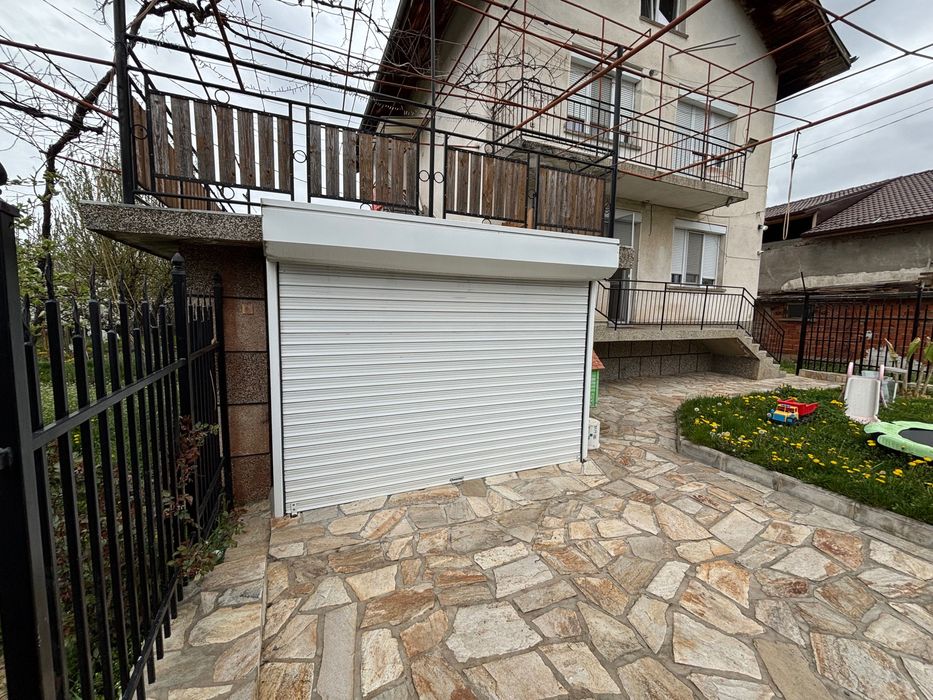 Самостоятелна къща с двор и гараж в Кюстендил