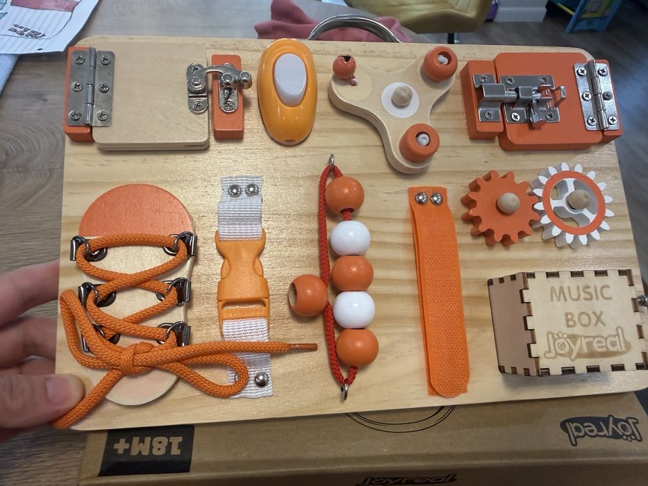НОВО: Montessori Busy Board - Дървена Монтесори бизи борд (удобна за път)