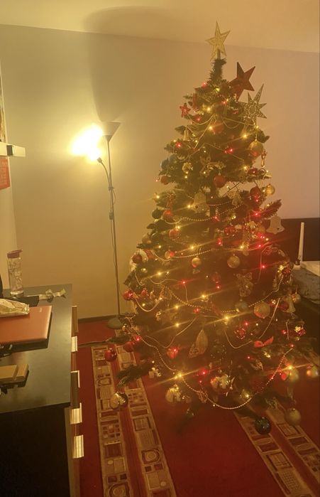 Brad artificial 2,10 m cu tot cu decoratiuni