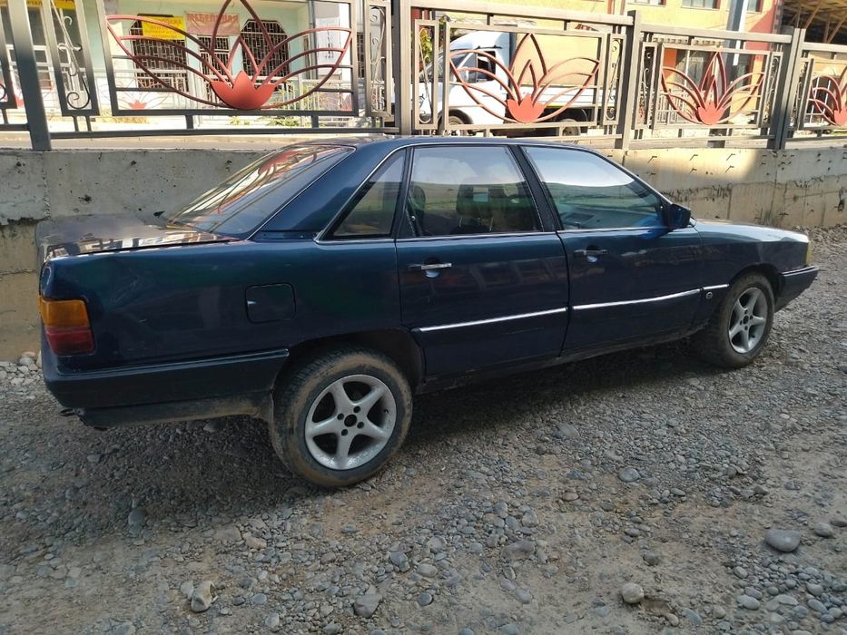 Продается машина марки Audi 100