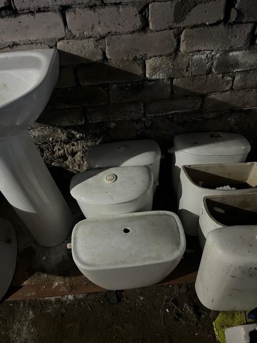 Унитазы, бачки, раковины, б/у, недорого продам.