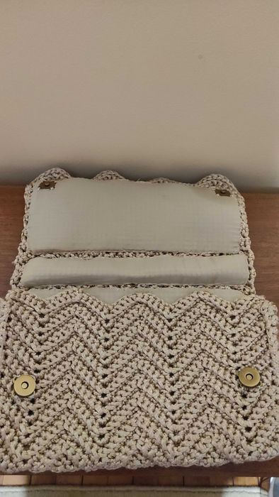 Дамска чантичка ръчно плетена на една кука