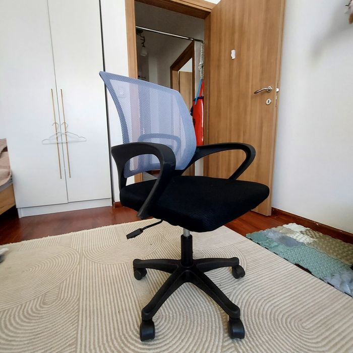 Три офисных кресла