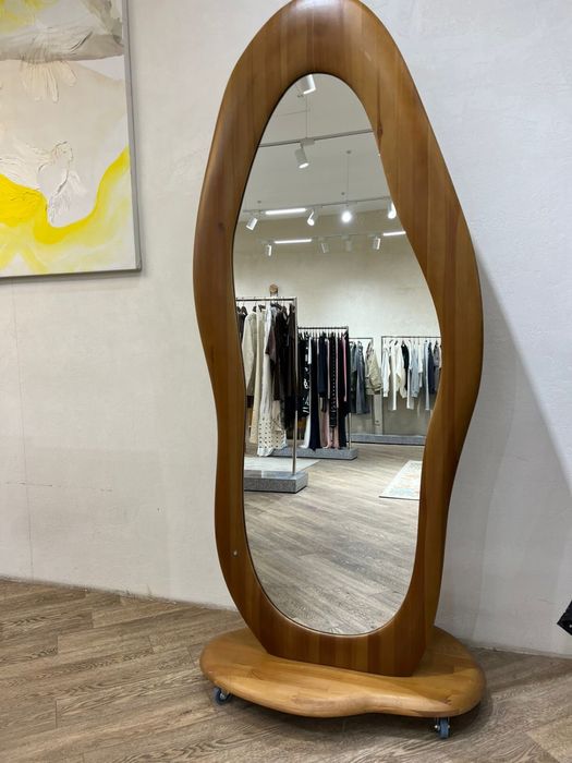 Зеркало на колесиках