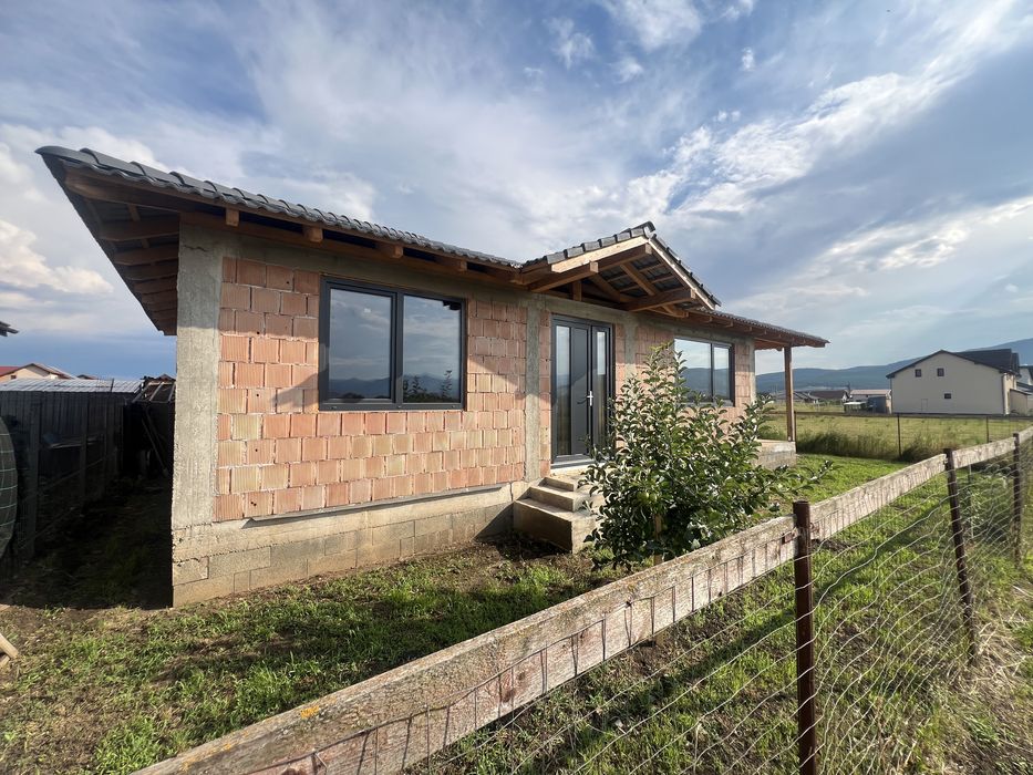 Casa la rosu in cartierul Orizont