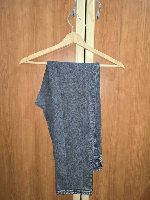 Blugi gri H&M, model Skinny Fit – croi modern