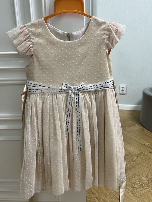 Платье детское нарядное бежевого цвета