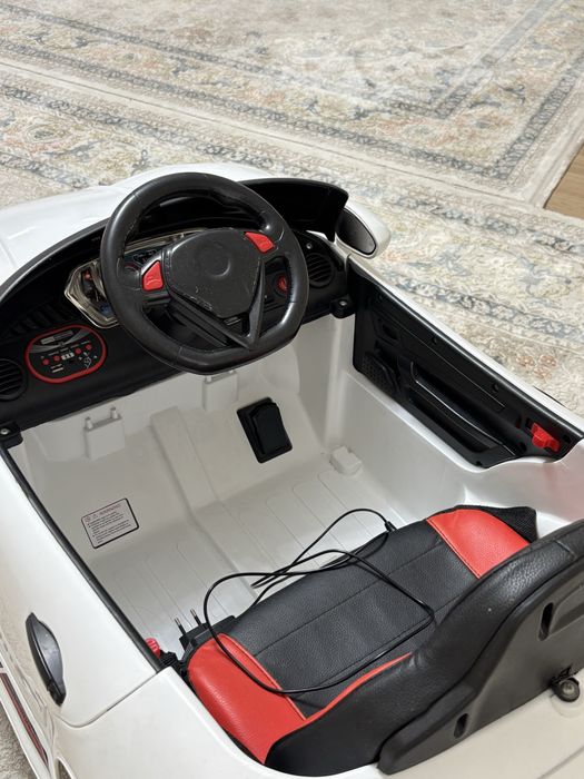 Детская машина на пульте управления