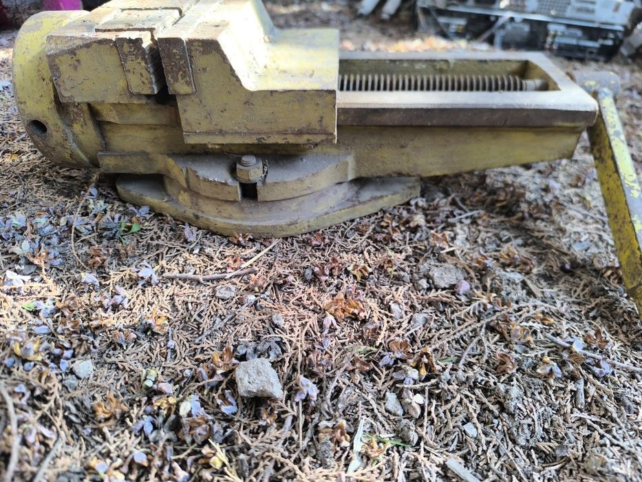 Продам тиски не дорого