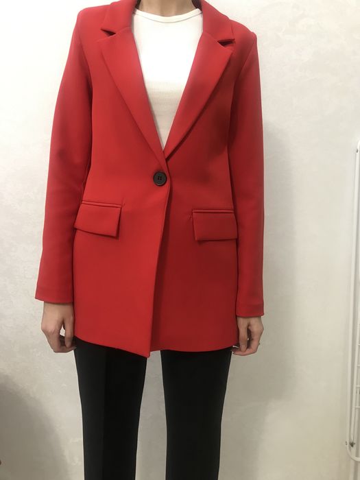 Пиджак красного цвета