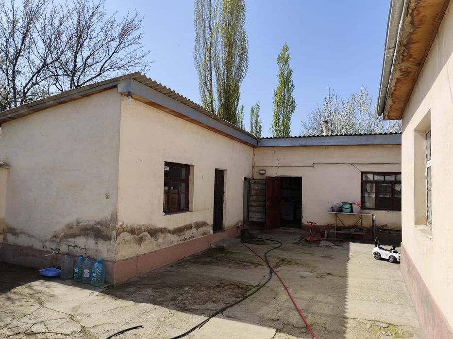 Uy sotiladi 9 sotig Бустонлик тумуани Абай Гулобад мфй оқтоти кушаси79