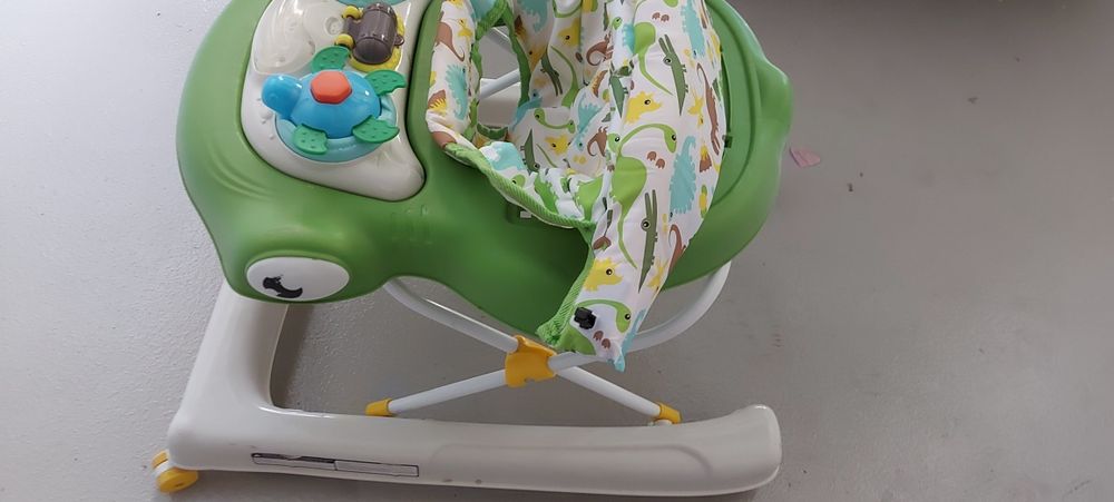 Детска проходилка с играчка.