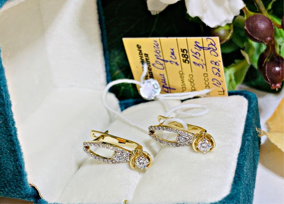 Благородные золотые серьги с бриллиантами модели «Одноглазка»