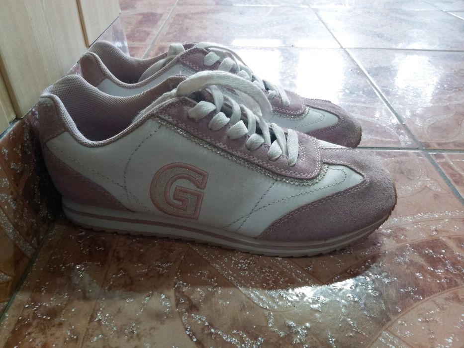 Vând adidași damă