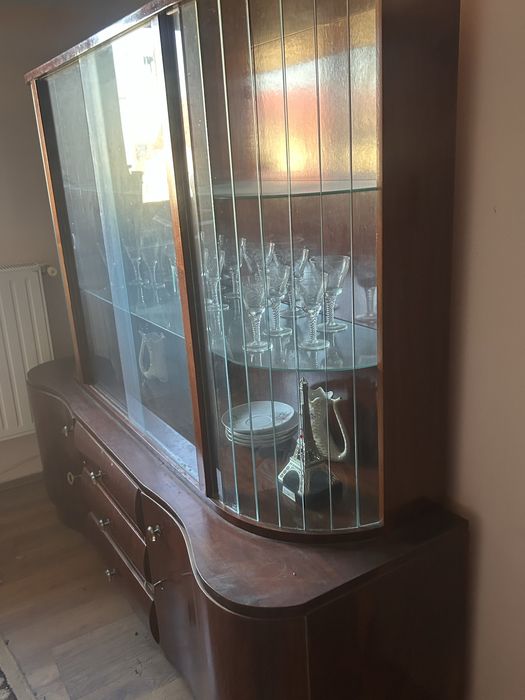 Mobila veche din lemn masiv