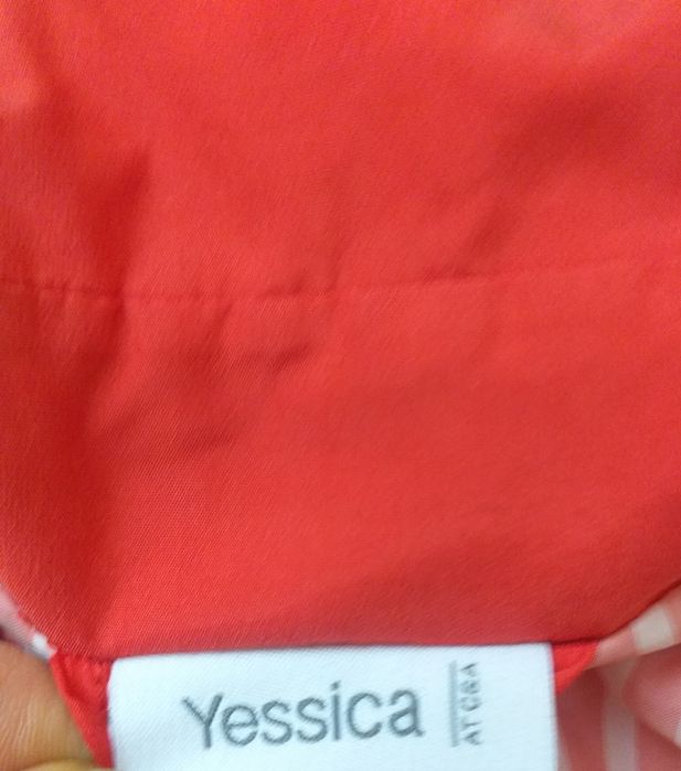 Елегантен тренч в червено