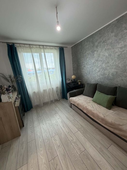 Apartament 3 camere ,decomandat , 78 metri pătrați,balcon 8 metri pătrați,curte privată