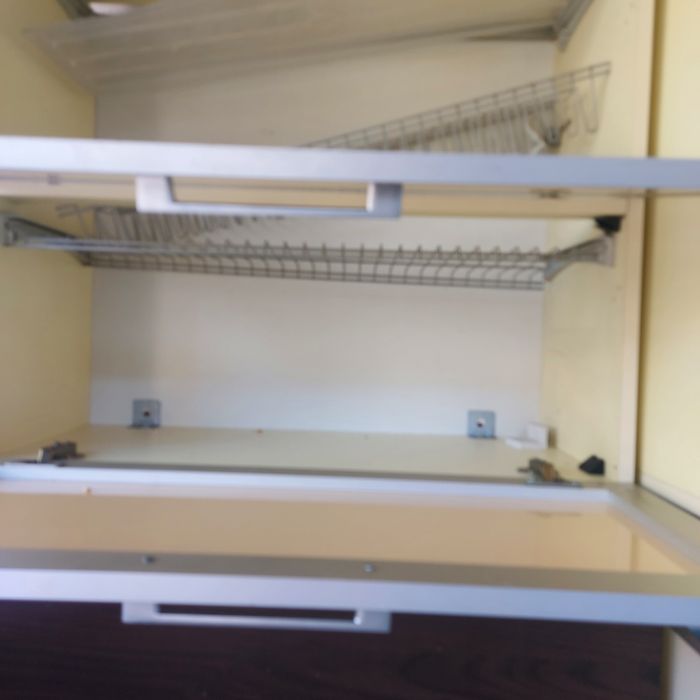 vind bucatarie folosita inclusiv plita pe gaz.