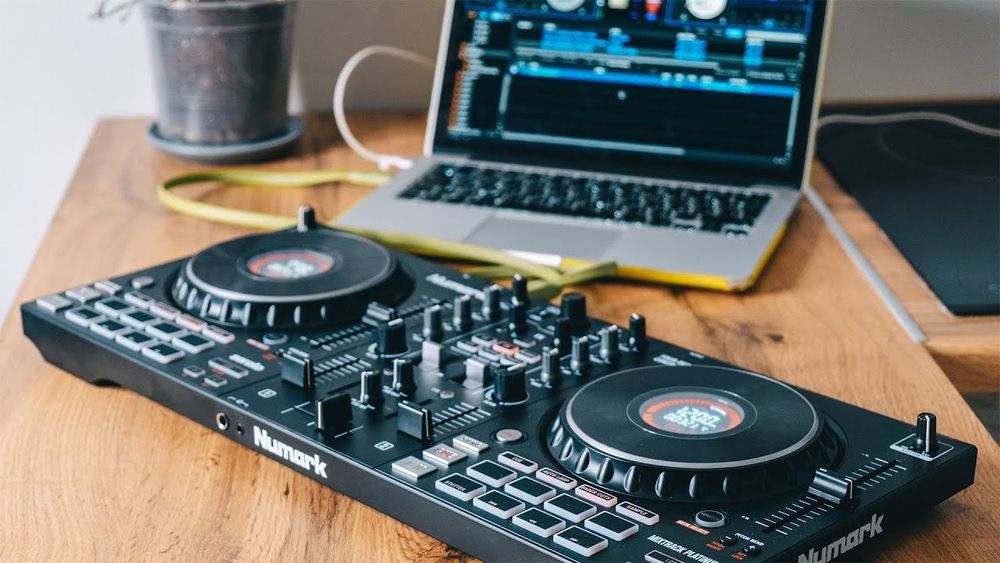 DJ контроллер Numark Mixtrack PLATINUM FX