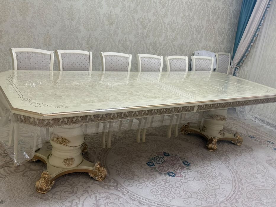 Продаётся гостиный стол со стульями!