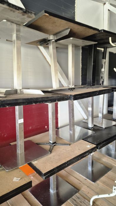 Диваны полосатый, стол журнальный