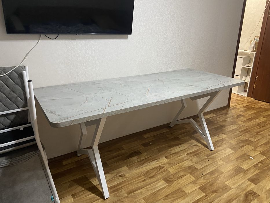 Продаю стол стульями