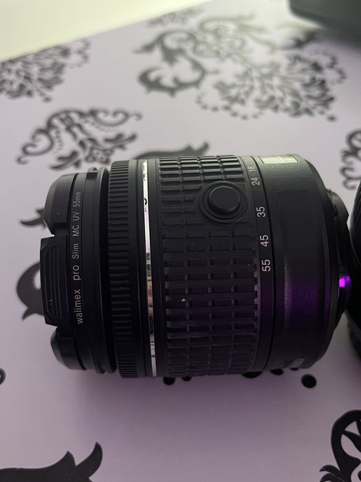 Nikon D5600 + 2 obiective + accesorii - ca nou