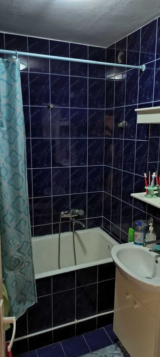 Apartament 2 camere + balcon, et. 3/4, zonă liniștită lângă școli și piață – Câmpina!