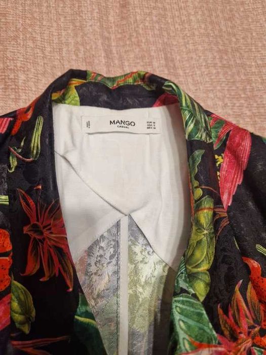 Sacou drept cu buzunare Mango!