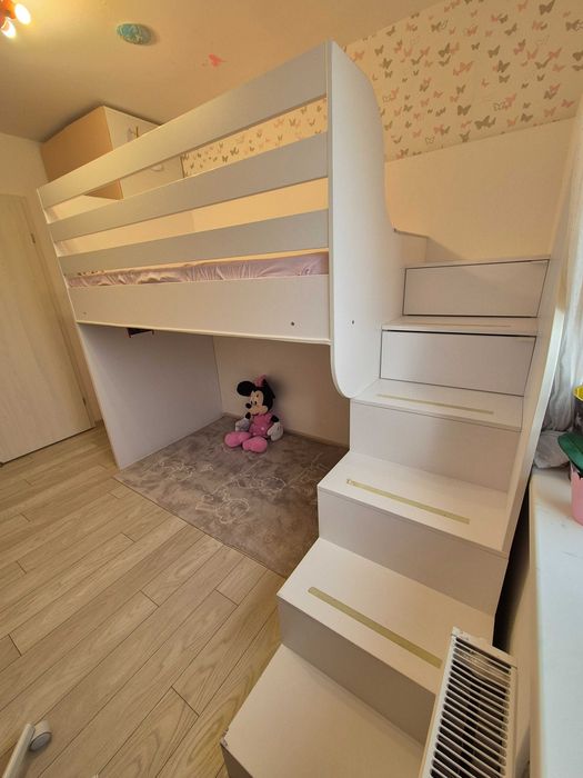 Vand pat supraetajat alb cu spatiu de joaca sub pat