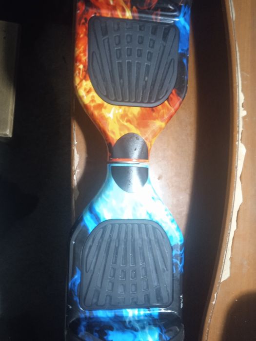 Гироскутер в потрёпанной состоянии на вид но свою функцию выполняет