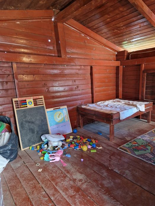 Căsuța din lemn cu tobogan