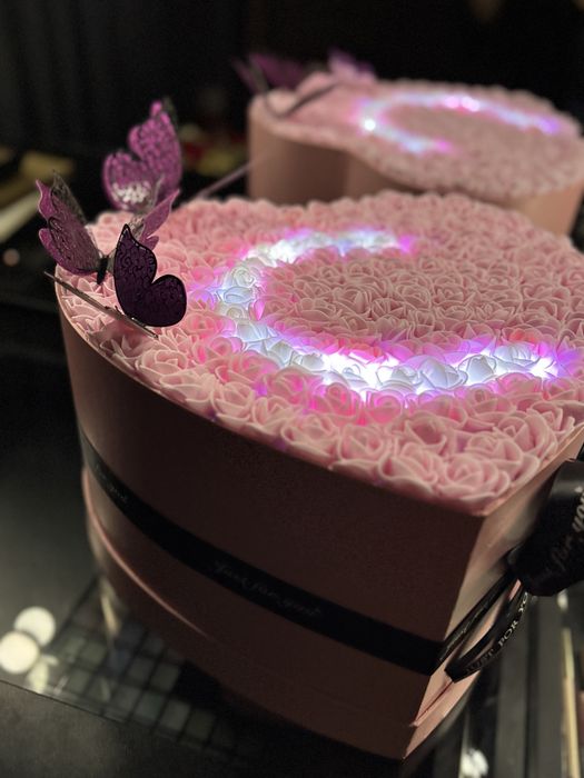 Мечета, букети, сърца и кутии с букви от вечни рози